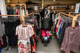 Украинские беженцы могут бесплатно получить одежду до 22 июня